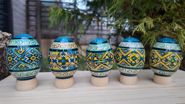 装飾用木製プィサンカ（イースターエッグ）with stand　コロミヤモデル