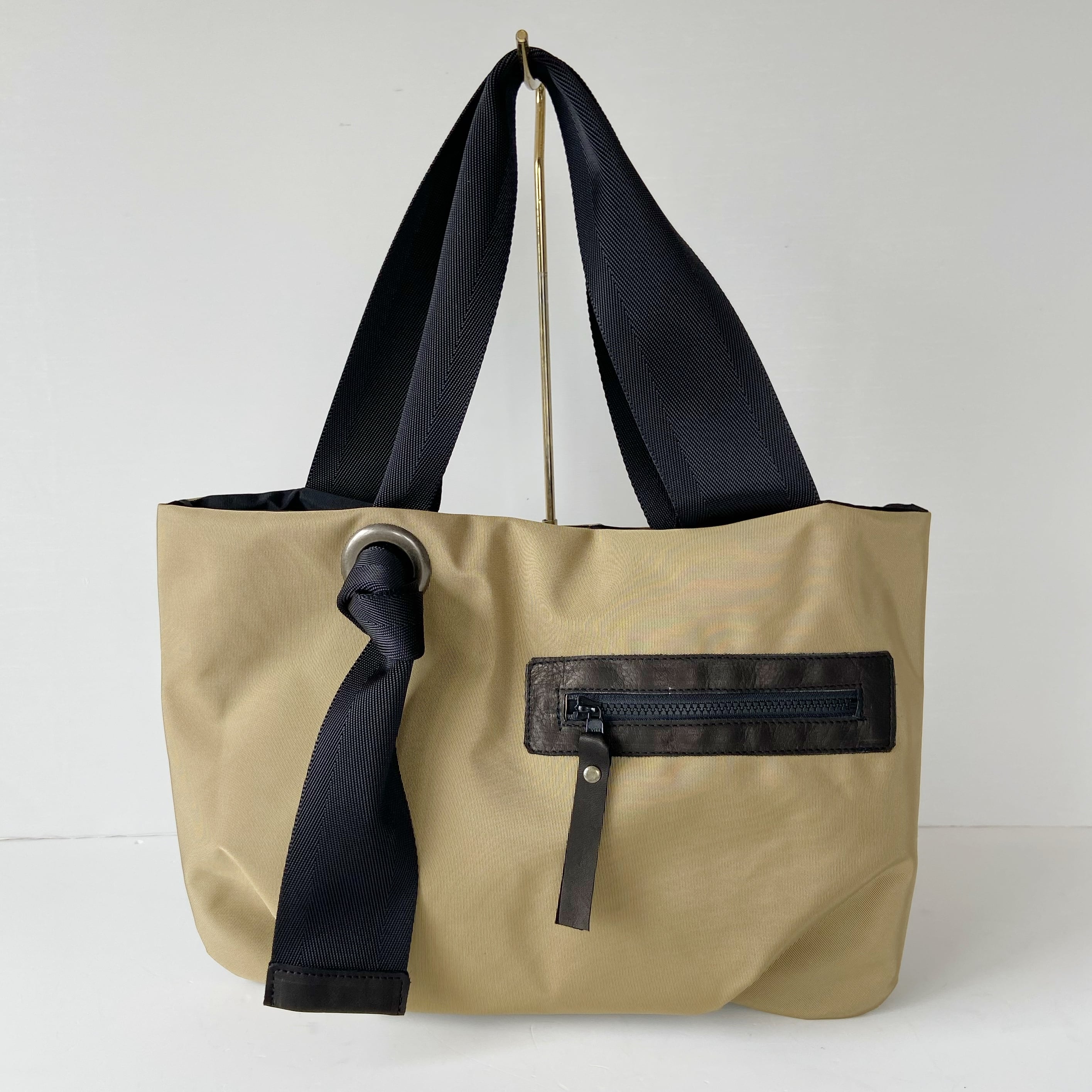 雨の日も安心な撥水加工素材＊大きめナイロントート＊ベージュ＊A4収納