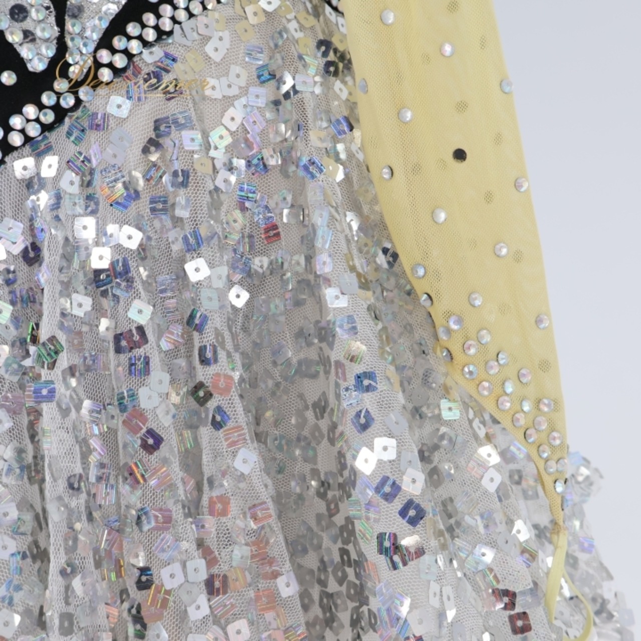 社交ダンス 衣装 ラテン ドレス ワンピース 黒 シルバー デモ 競技 ダンス パーティ 発表会 スパンコール シルバー系 ブラック系 華やか 光沢感 フロア映え エレガント 楽しむ 映える ダンス用 ステージ 衣装 女性用