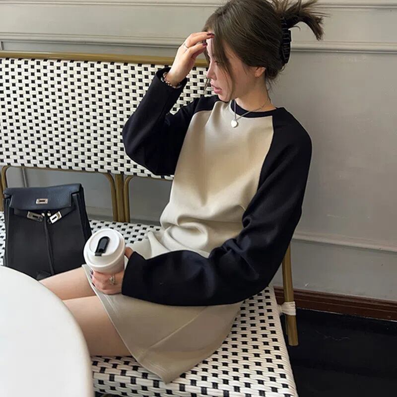 【新作】【送料無料】 初秋怠惰なスタイル対照的な色の長袖スウェットシャツドレス女性のためのニッチカラーマッチングデザインルーズ痩身肥厚 T シャツドレス 0223867982896