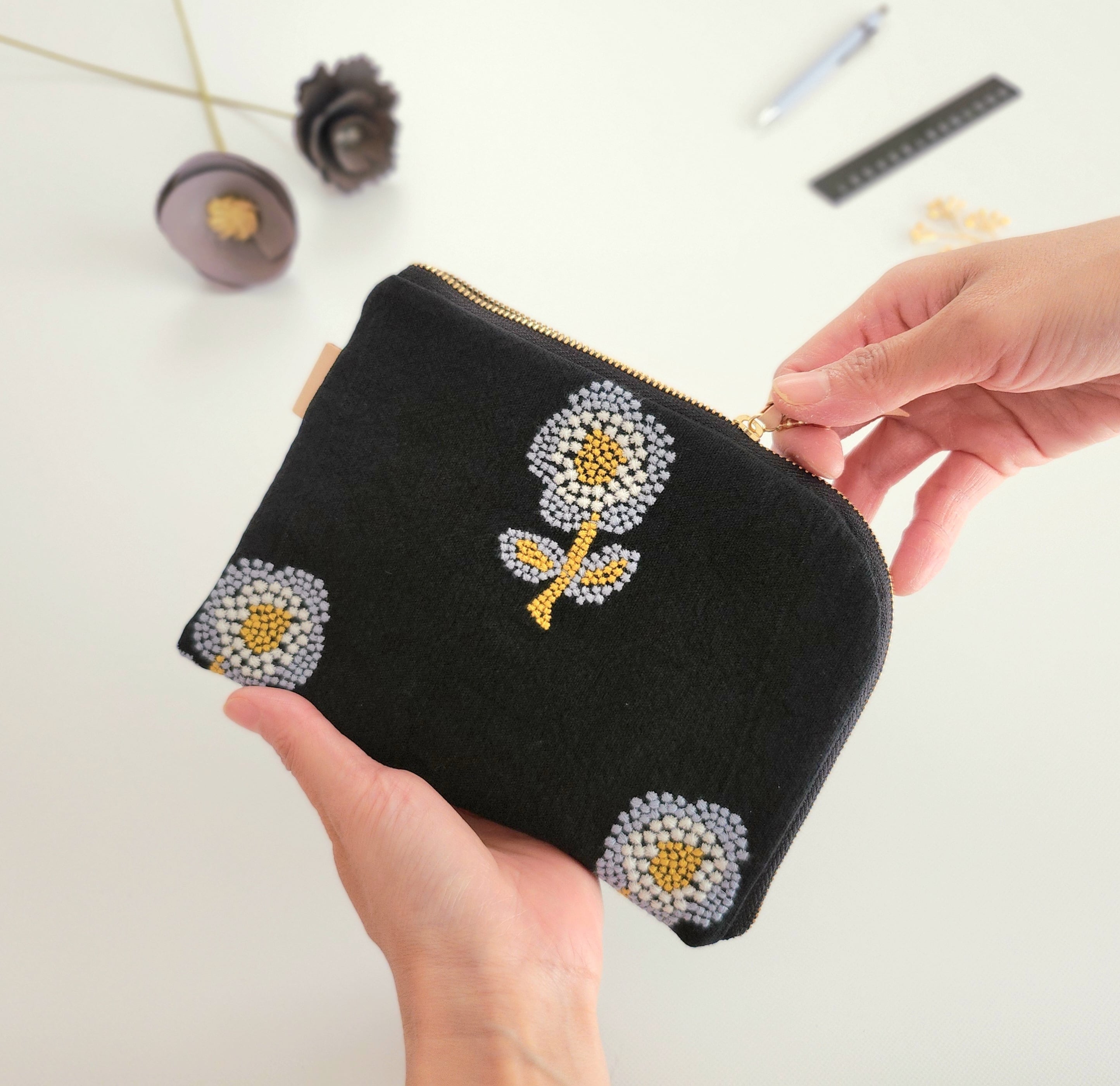 BIGなお花刺繍のL字ファスナーポーチ/フラットポーチ/母子手帳ケース