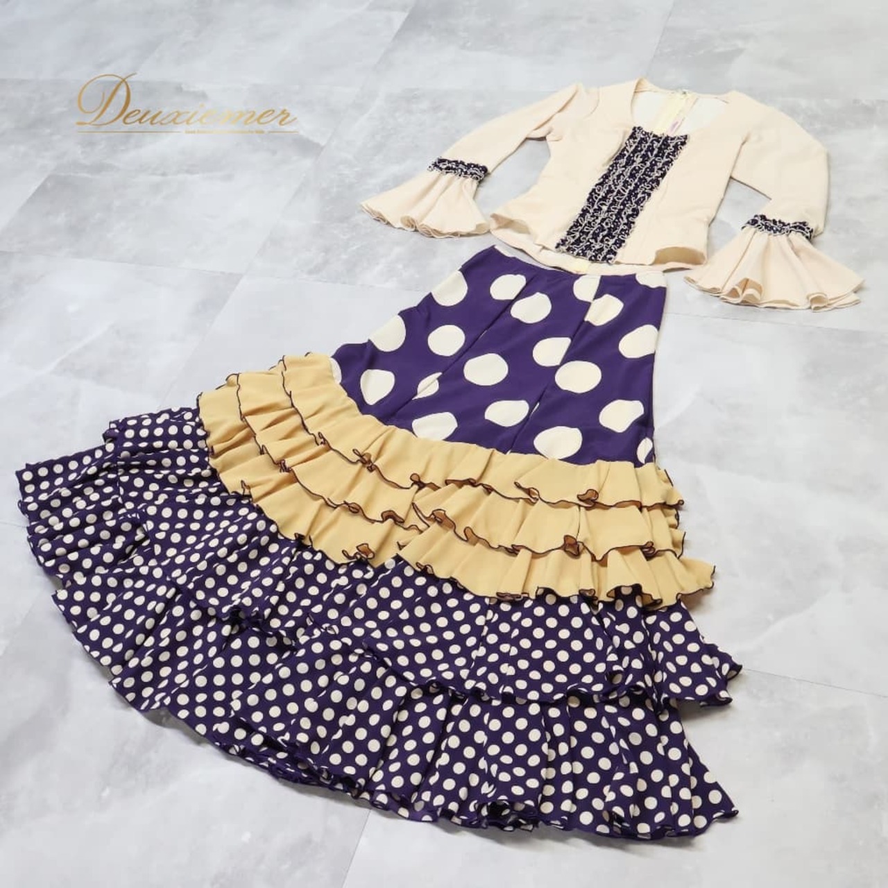 フラメンコ 衣装 エルモサイベリア HERMOSAIBERIA トップス ブラウス ファルダ スカート ツーピース セットアップ ベージュ系 パープル系 ゴールド系 クリーム 紫 水玉 ドット フリル ダンス パーティ 発表会 ダンス衣装 ステージ衣装 舞台衣装 ポップ かわいい レトロ