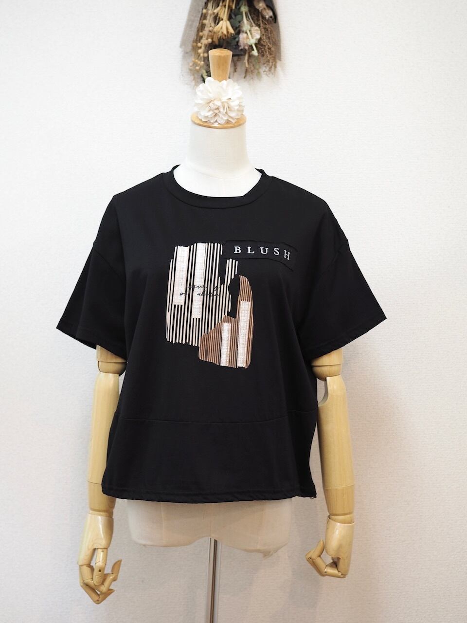 モチーフロゴTシャツ <ブラック>