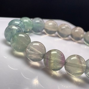 A32.変わった色合いグラデーション風フローライトブレスレット