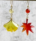 グラデーションの美しい　レジンの紅葉と銀杏のピアス イヤリング 天然石を添えて