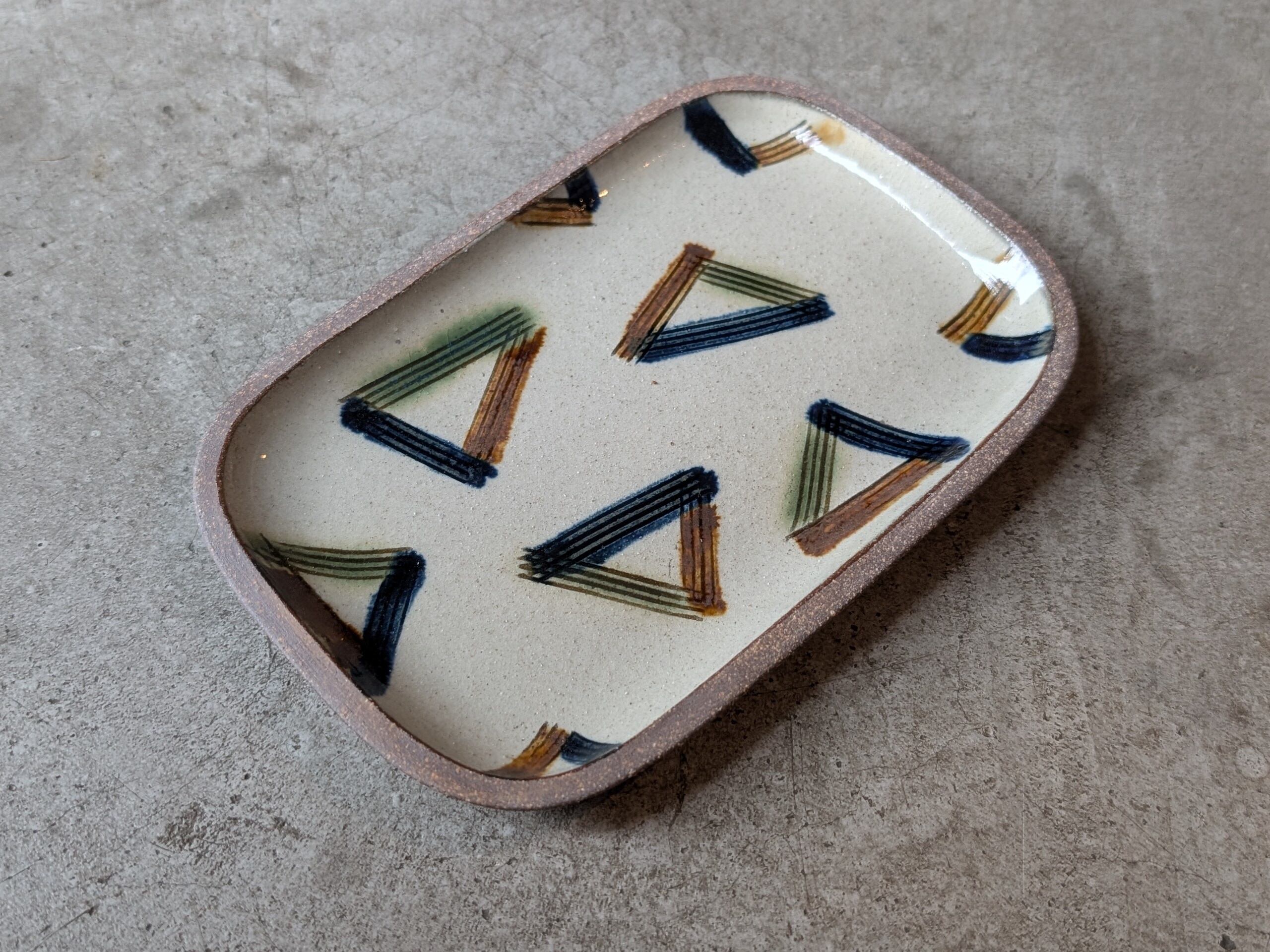 やちむん 角皿小 ／ 櫛目三角 | 一翠窯 | inoya | Basic Life Store