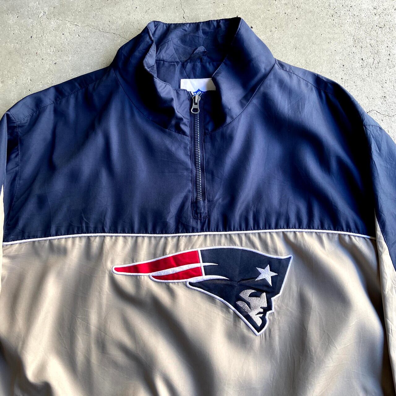 ビッグサイズ NFL ニューイングランド・ペイトリオッツ ハーフジップ ウォームアッププルオーバー メンズ2XL 古着 New England  Patriots チームロゴ刺繍 バックロゴ ナイロンジャケット ネイビー グレーベージュ 紺色 大きいサイズ【ナイロンジャケット】【AL2110】  | ...