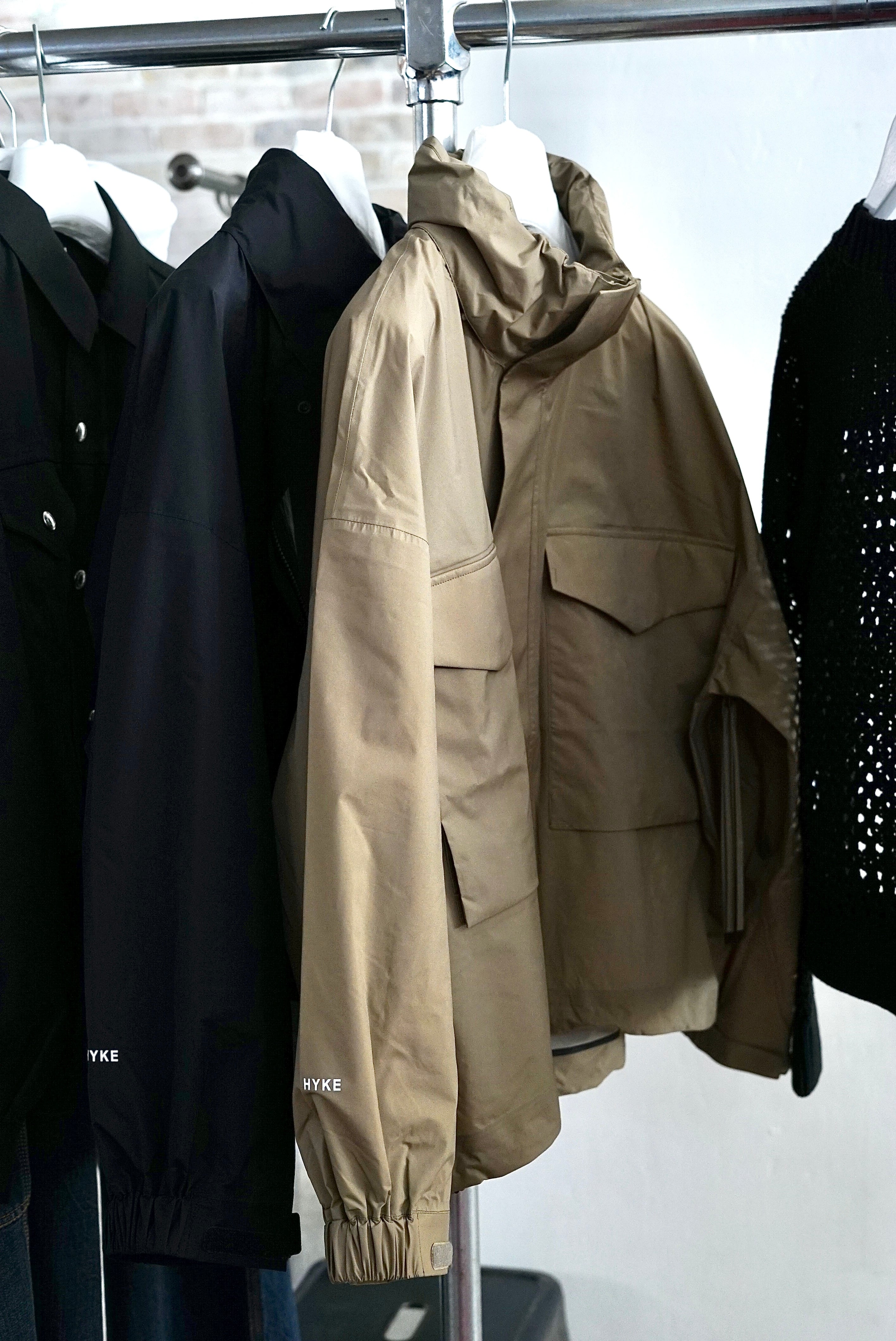 HYKE / PERTEX® WEP JACKET (BLACK/ BEIGE) | JUQUI Online