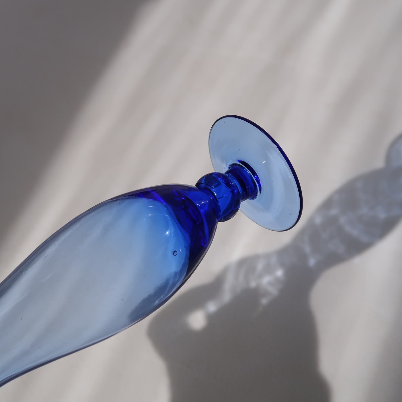 なみなみブルーの一輪挿し