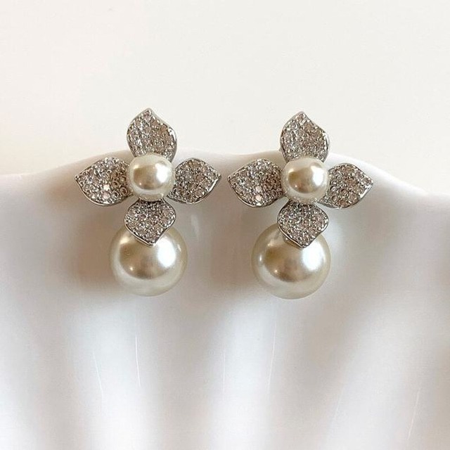 Zircon flower pearl pierce　B636