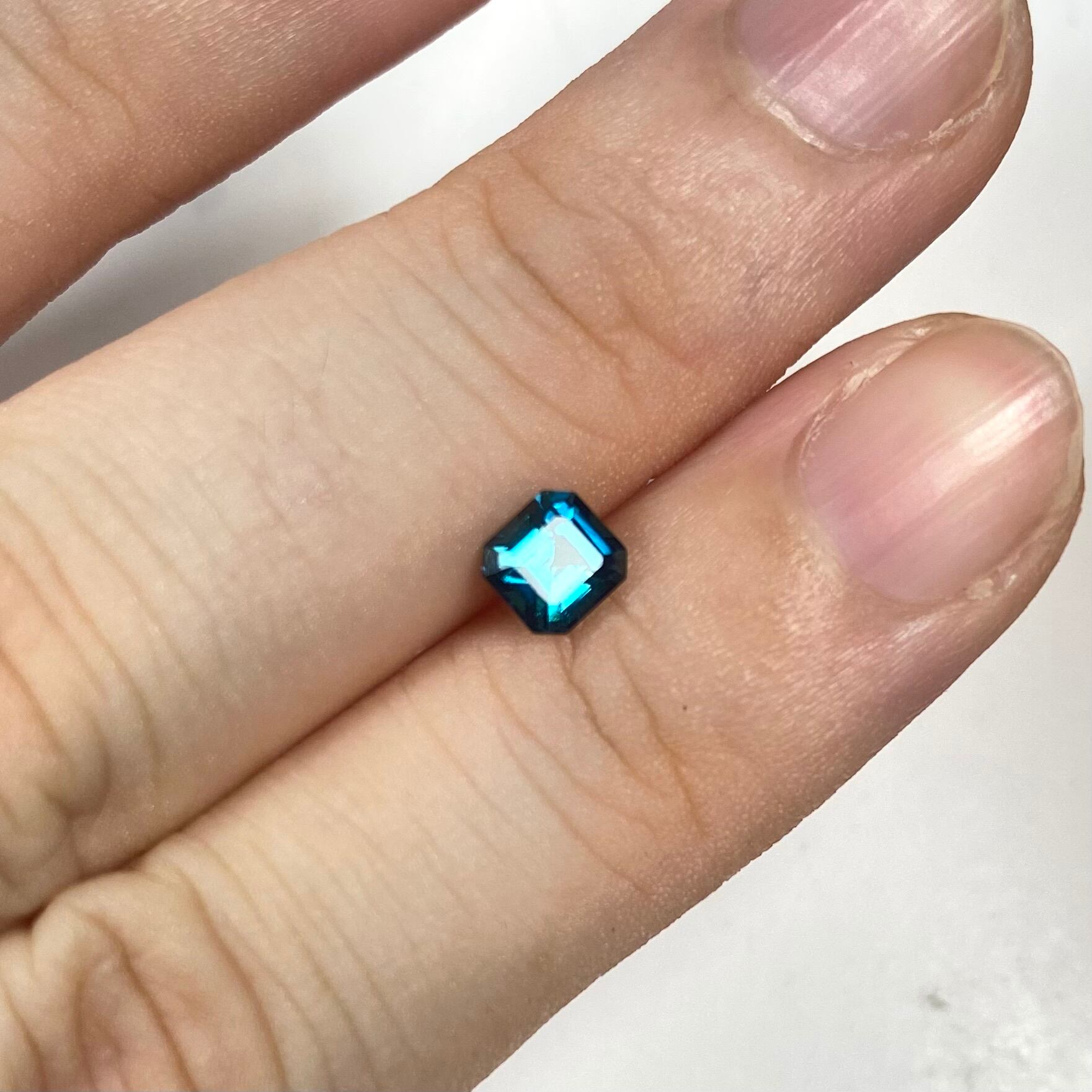 深く鮮やかなインディゴブルートルマリン