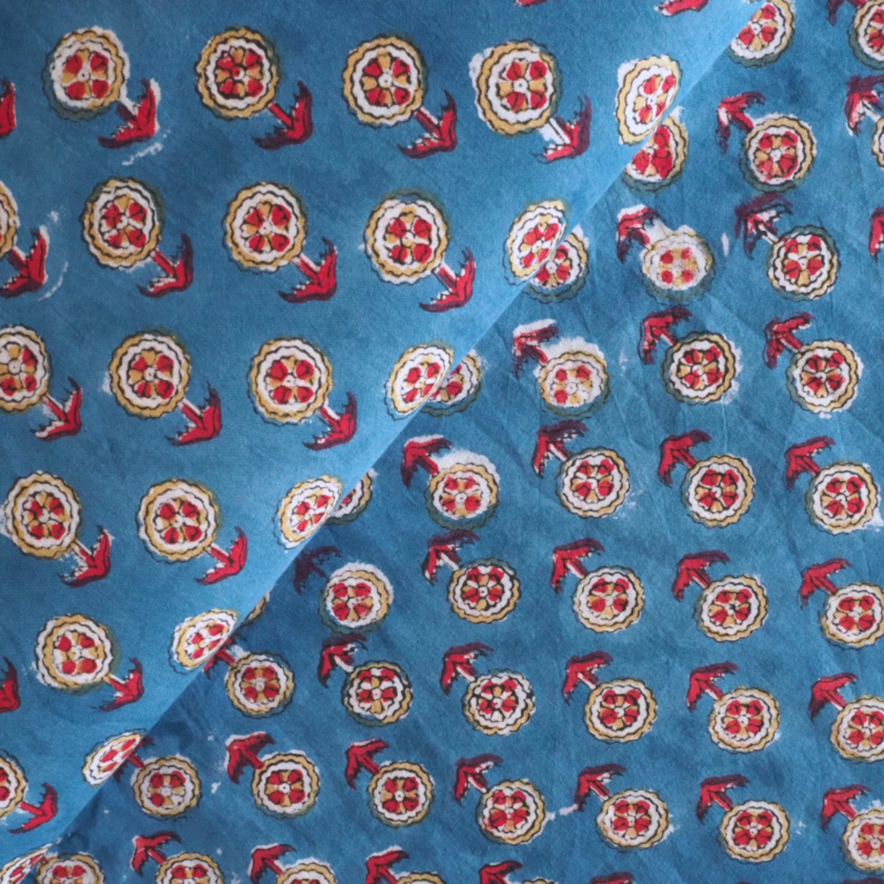 ブロックプリント生地【50cm単位】インド綿 小花柄 ブルー×赤ー×ベージュ #56425-BL2