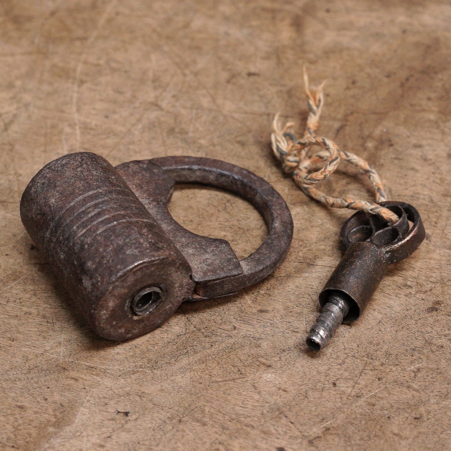 3159 アフガニスタン ネジ式 鍵 錠 イスラム圏 1700〜1800年代頃