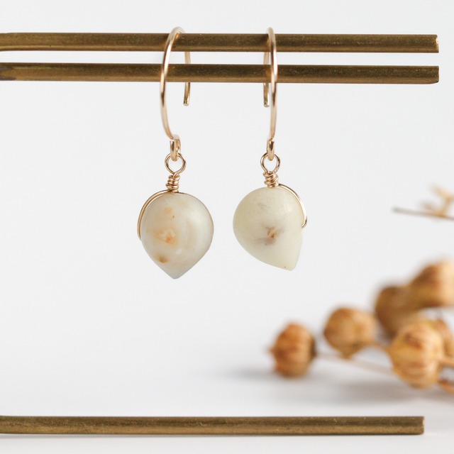 ふんわりアイボリーカラー｜オパールの天然石ピアス・A｜14kgf｜10月誕生石