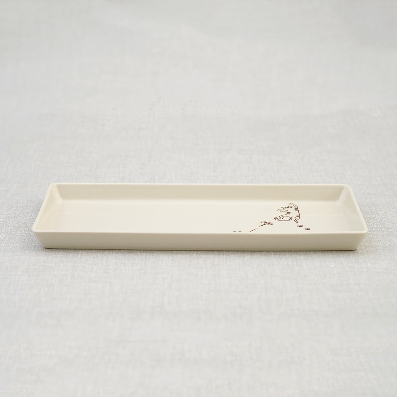 ぶらさがり猫 長角皿（クロ・ミケ・トラ） | 菊祥陶器／工房祥sho