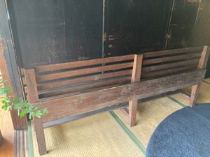 ヴィンテージの教会のベンチ