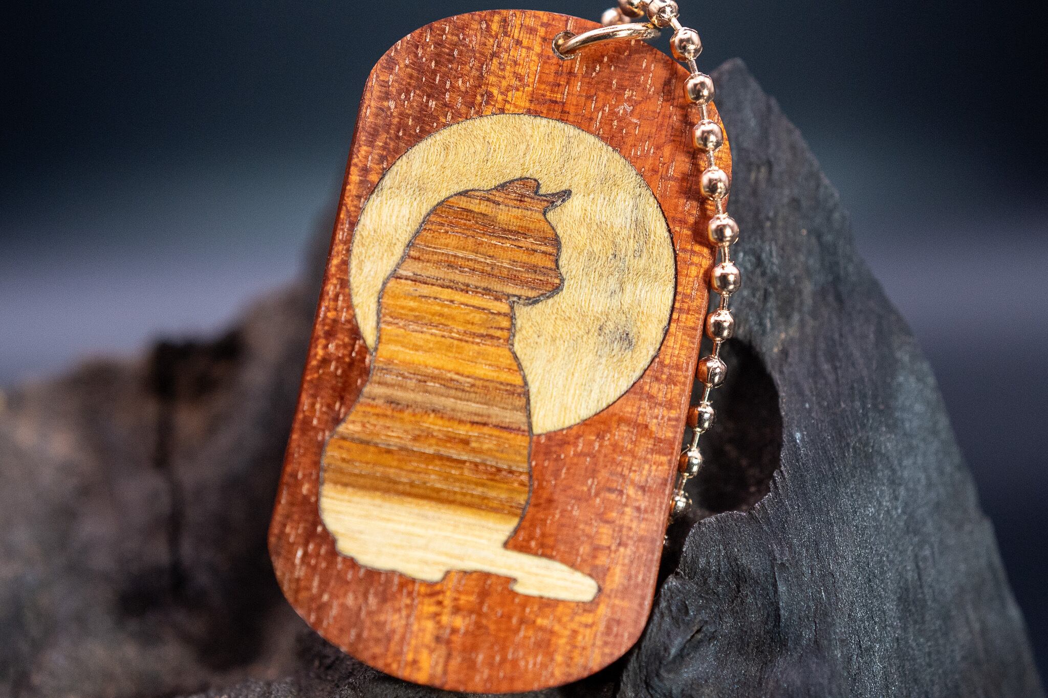 【ブラッドウッド】 サティーネ ドッグタグ象嵌 横を向く上品な猫