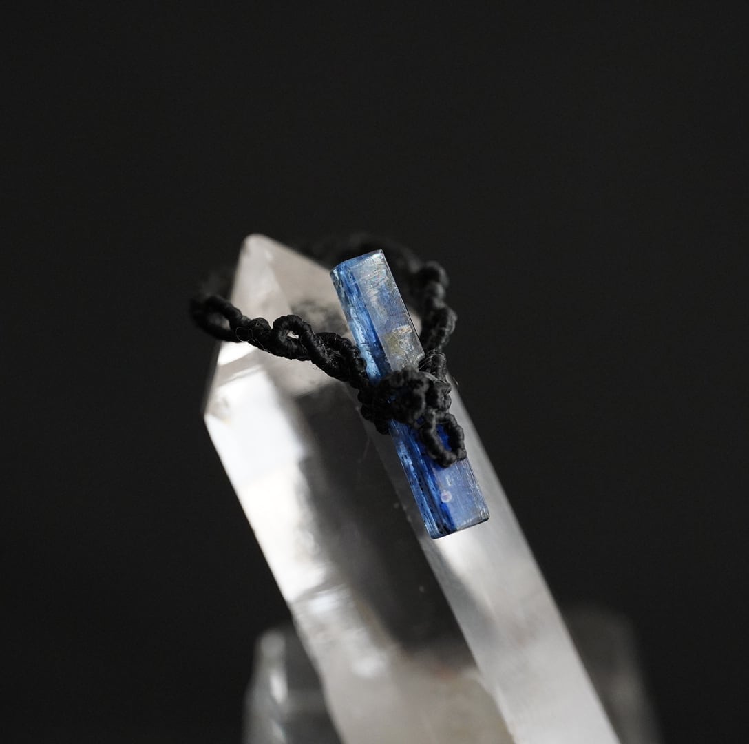 カイヤナイトタンブル／マクラメリング／Kyanite macrame ring