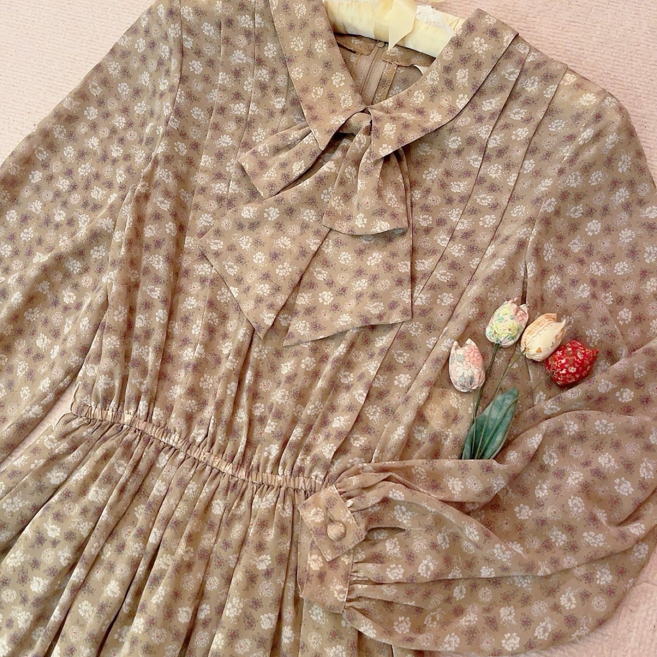 beige flower neck ribbon one-piece