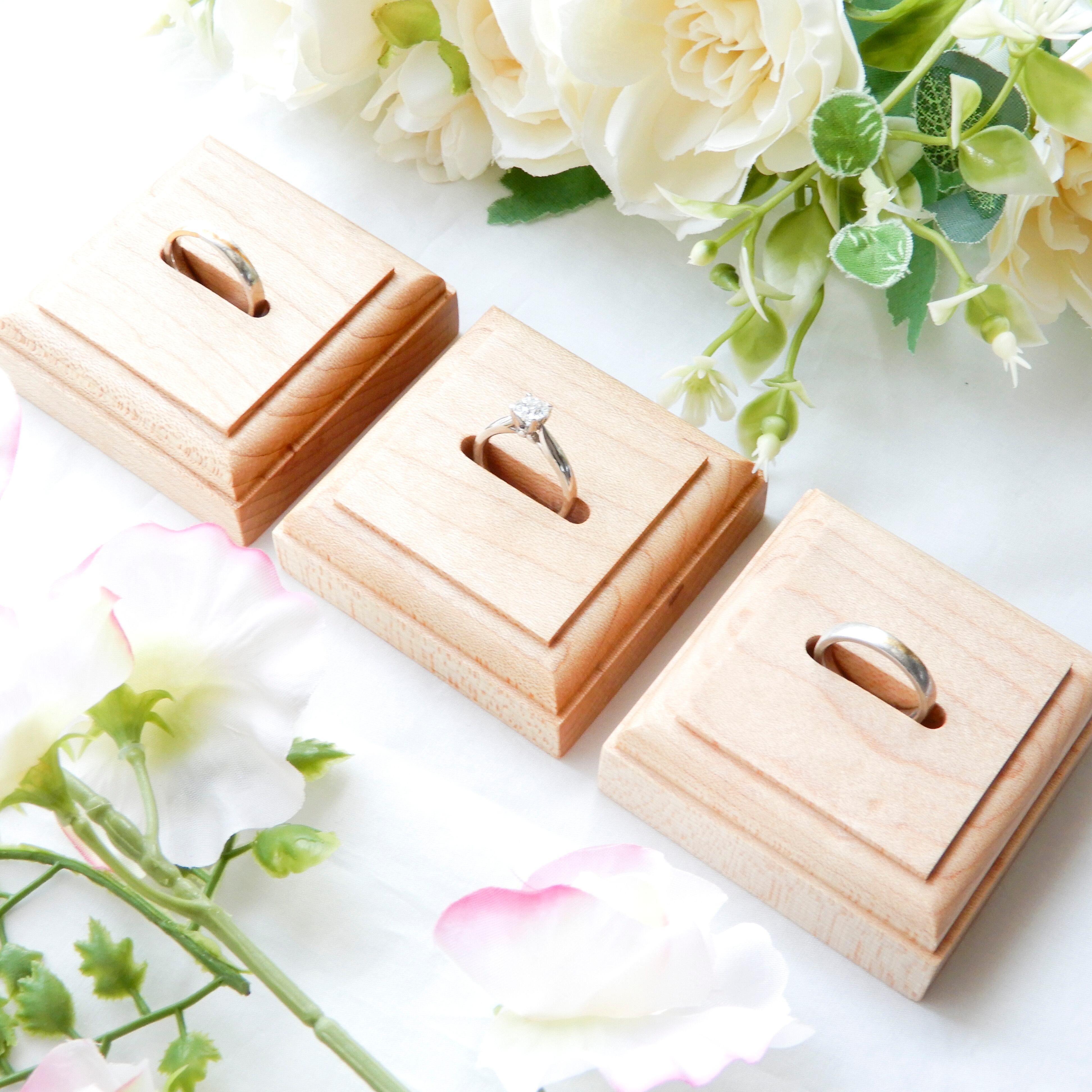 無垢の木のリングスタンド スクエア