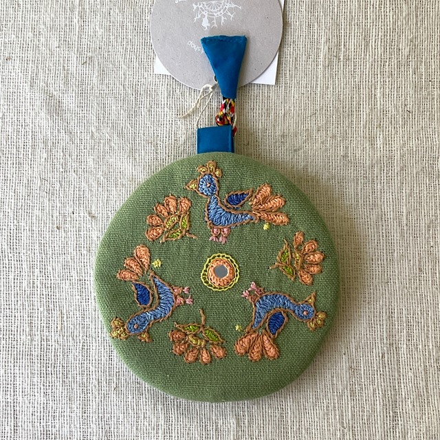 【第３世界ショップ】ミラー刺繍(鳥　セージグリーン)