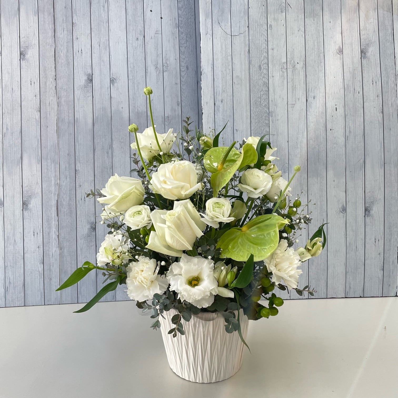 ユリと菊のお供え仏花、お盆花アレンジメント