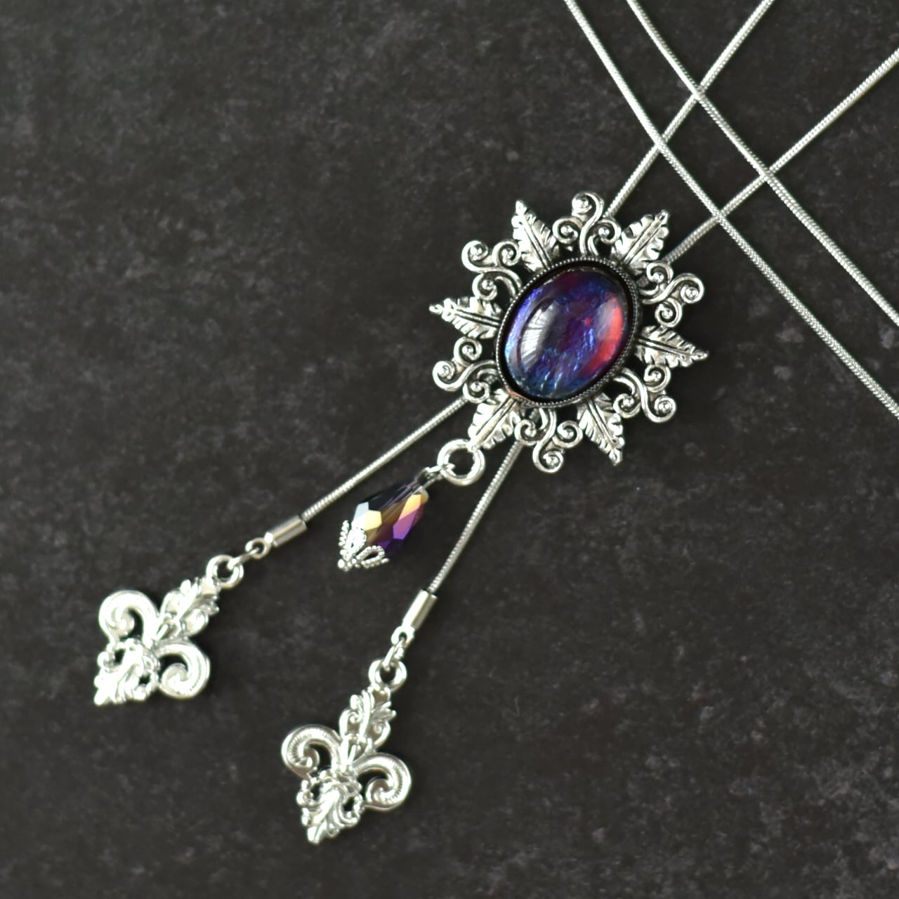 龍焔の胎動|ドラゴンズブレスのループタイネックレス/メンズ ゴシック 勲章 シルバー 紫青炎 グラデーション 幻想 限定 フルール ド リス ユリ