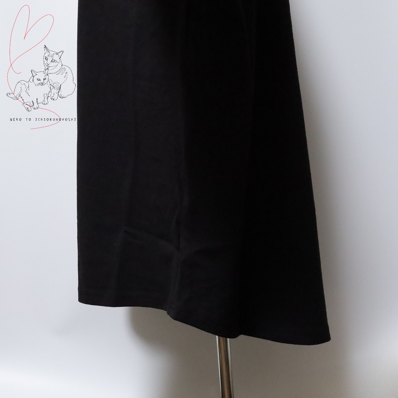 ひょっこり顔出し猫ちゃんのTシャツ　ブラック