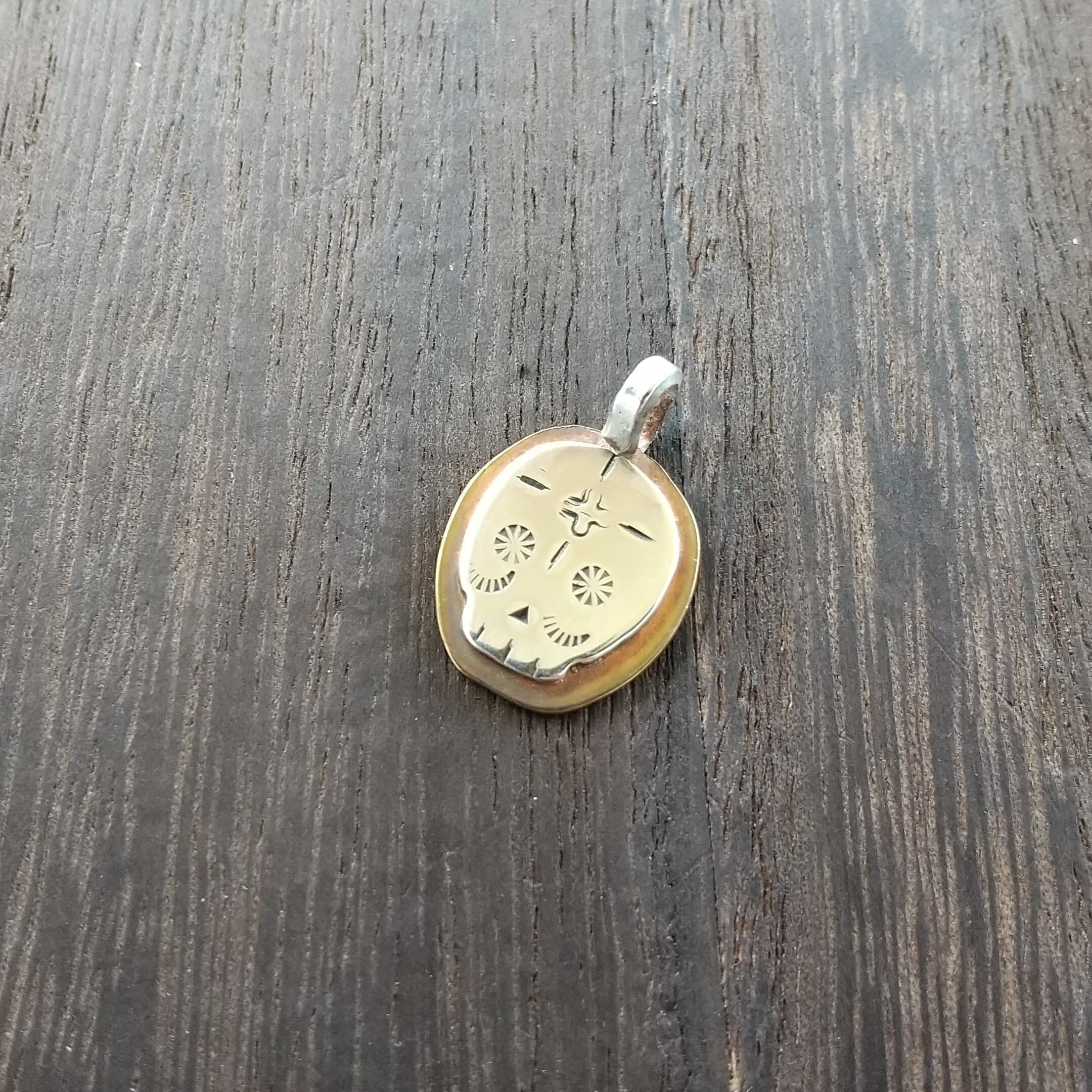 目の下にクマがあるメキシカンスカルペンダント