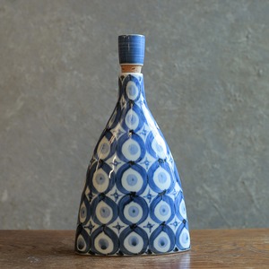 手描きの模様が美しい、陶器のボトル 3
