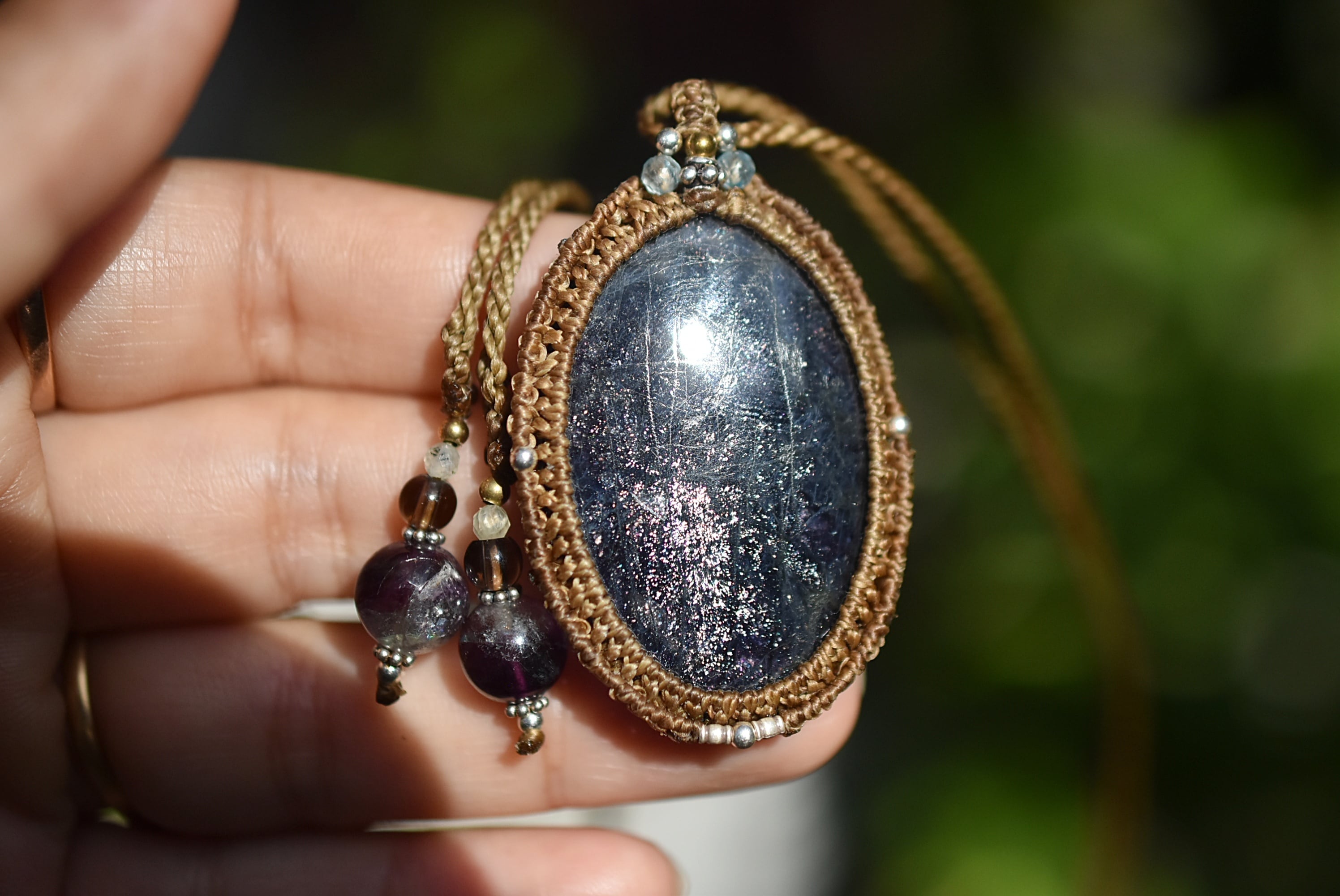 銀色イリデッセンス☆アイオライトサンストーン マクラメネックレス