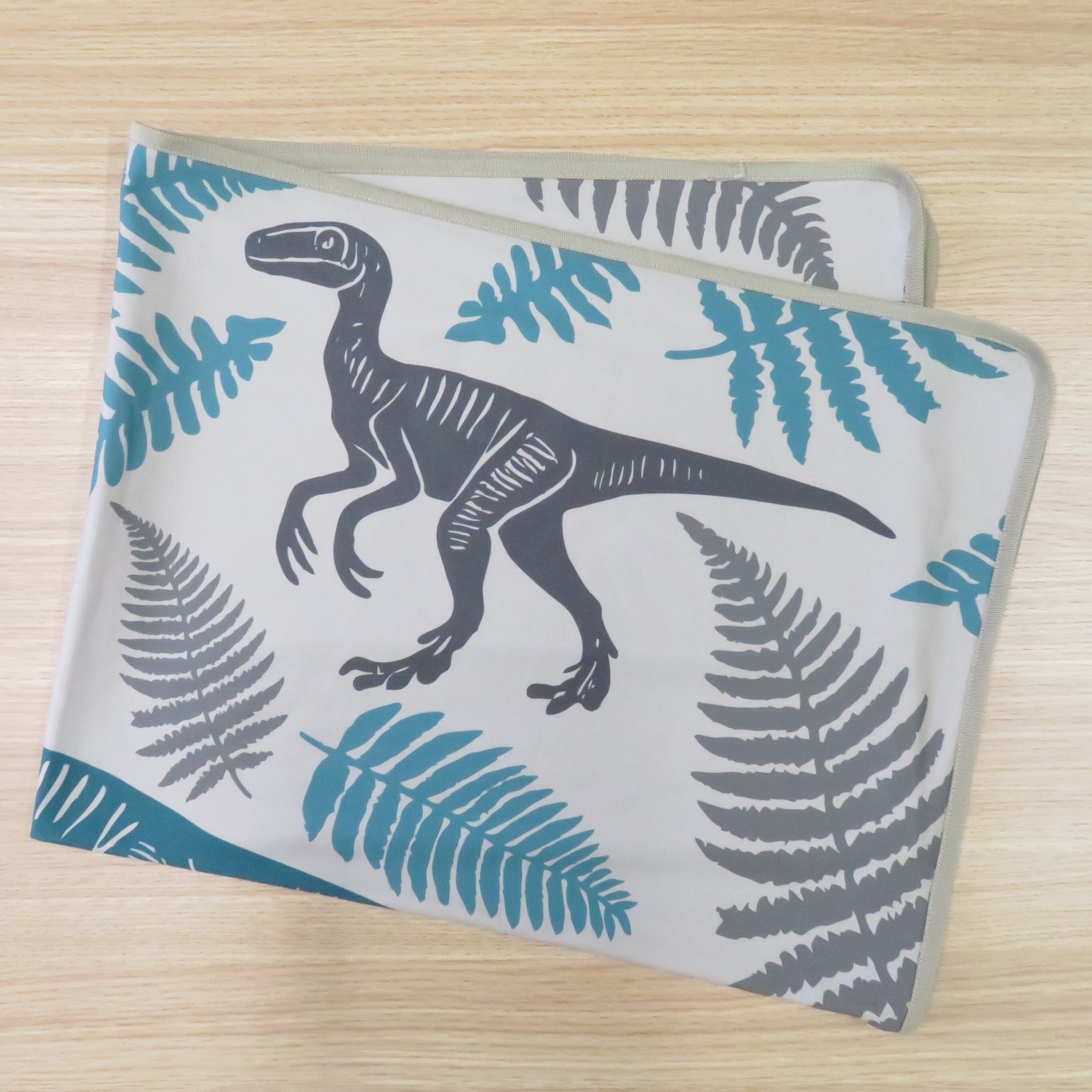 恐竜柄ブランケットA 恐竜渓谷かつやまオリジナル 吸水速乾・汚れ落ち