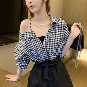 【送料無料】 ブラウス チェック柄 半袖 ワンショルダー カジュアル系 ガーリー系 大人可愛い フェミニン Vネック こなれ感 きれいめ 20代 30代 夏 レディースファッション 可愛い お出かけ 女子会 デイリーユース お茶会 お呼ばれ ブラック