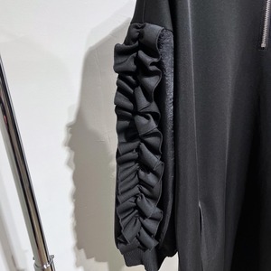 ポリーヌブロー   フリルスリーブハーフZIPワンピース