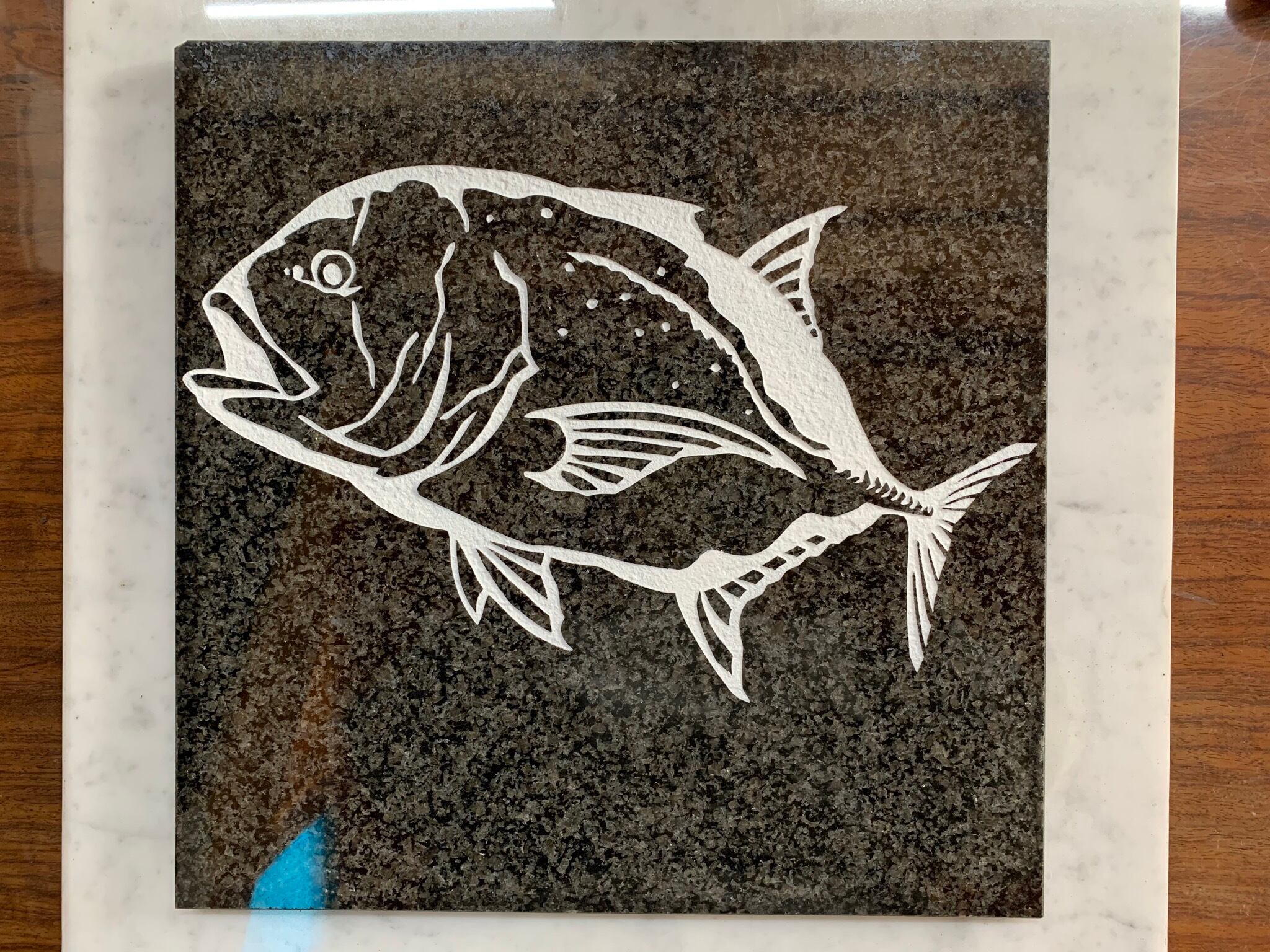 プレート彫刻 （黒御影石） ロウニンアジ gt