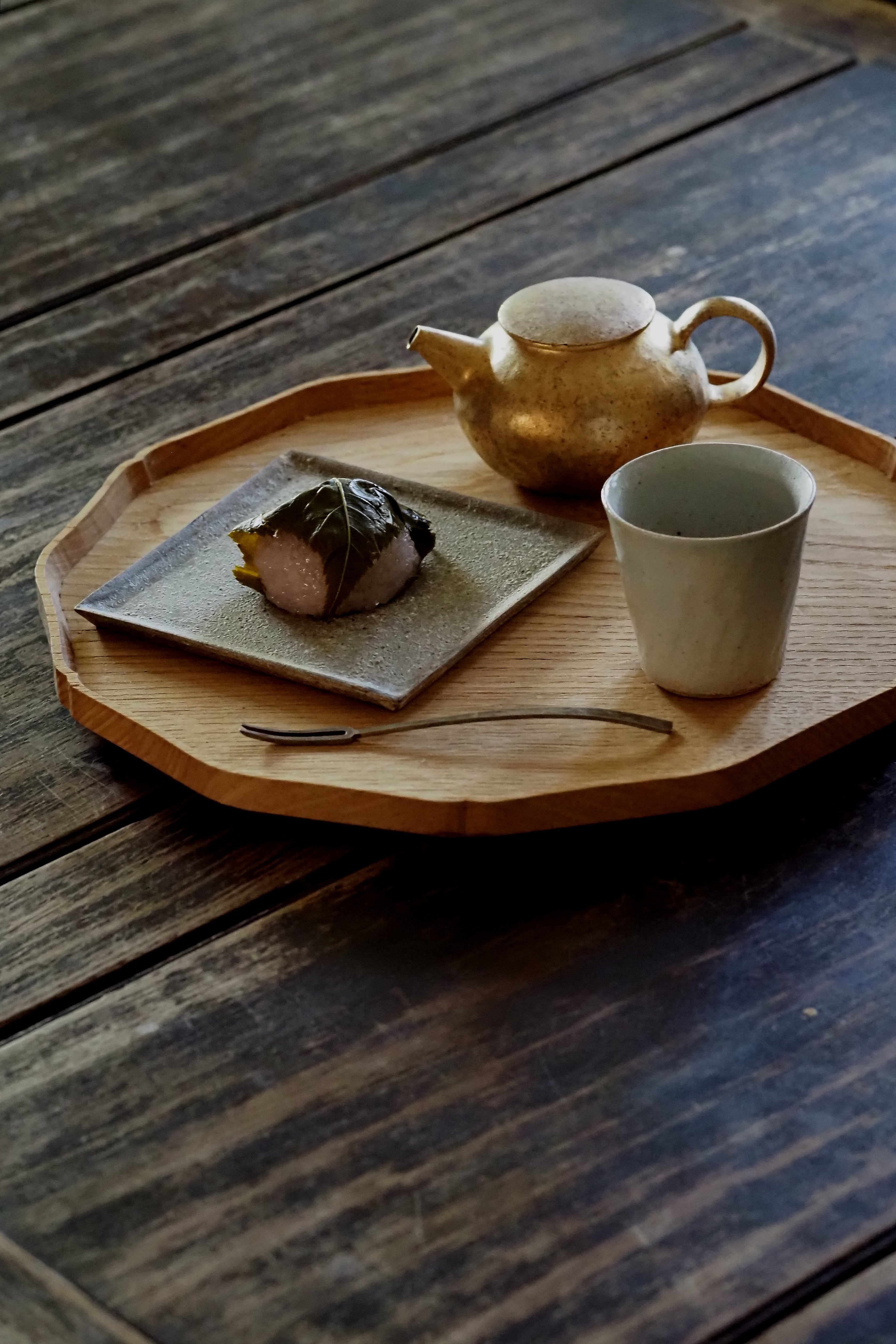 村上 躍 11.白灰化粧角プレート | 陶屋なづな 村上 躍 11.白灰化粧角プレート | 陶屋なづな