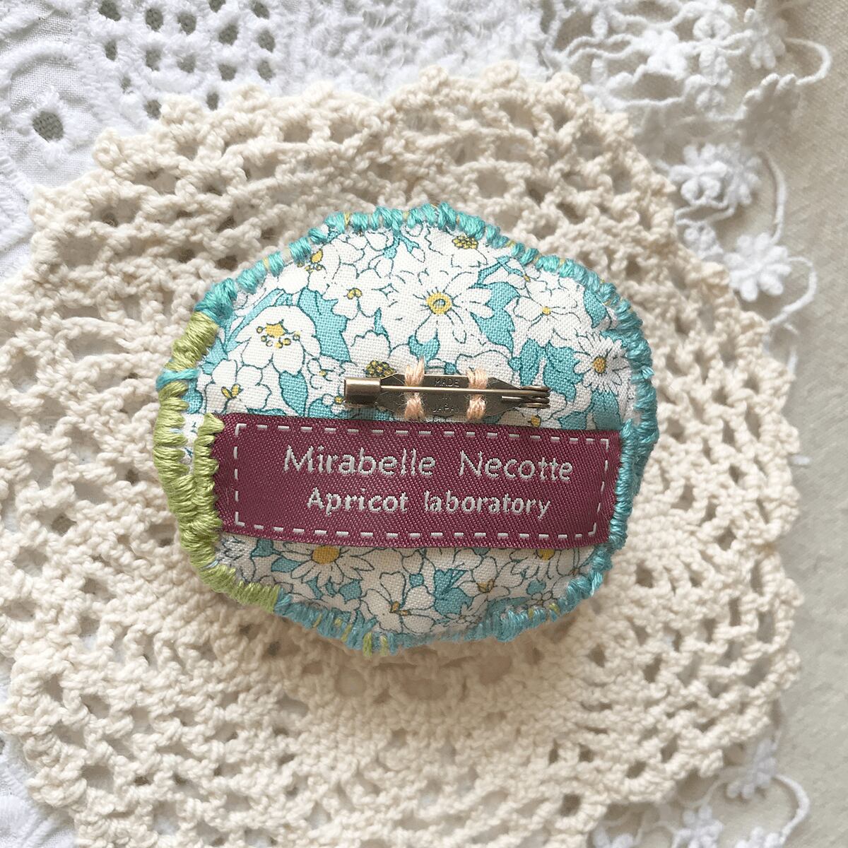 「チョコ色ねこ」刺繍ブローチ:刺繍の森