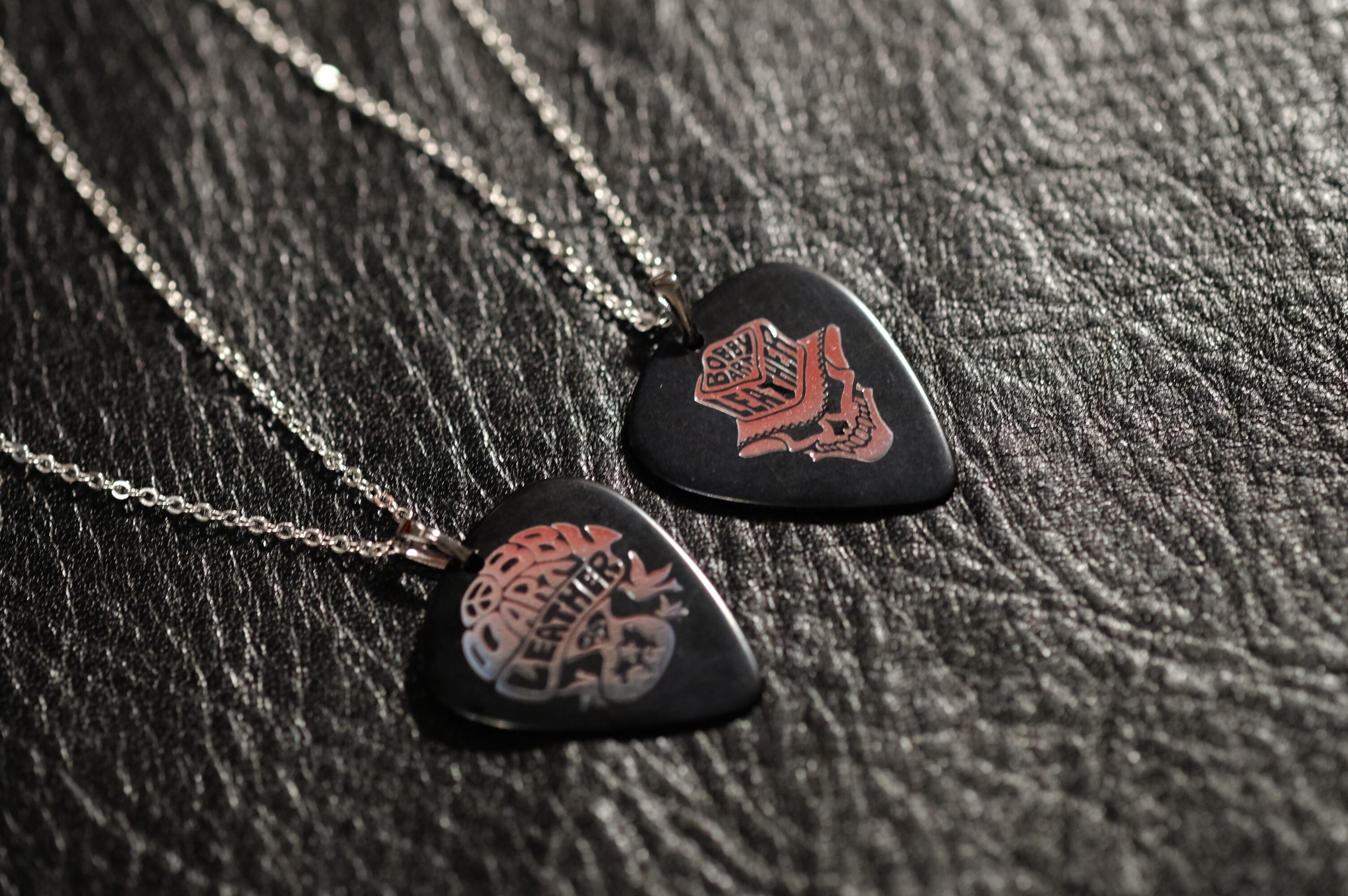 Bobby Art Leatherオリジナルロゴマークギターピックペンダント