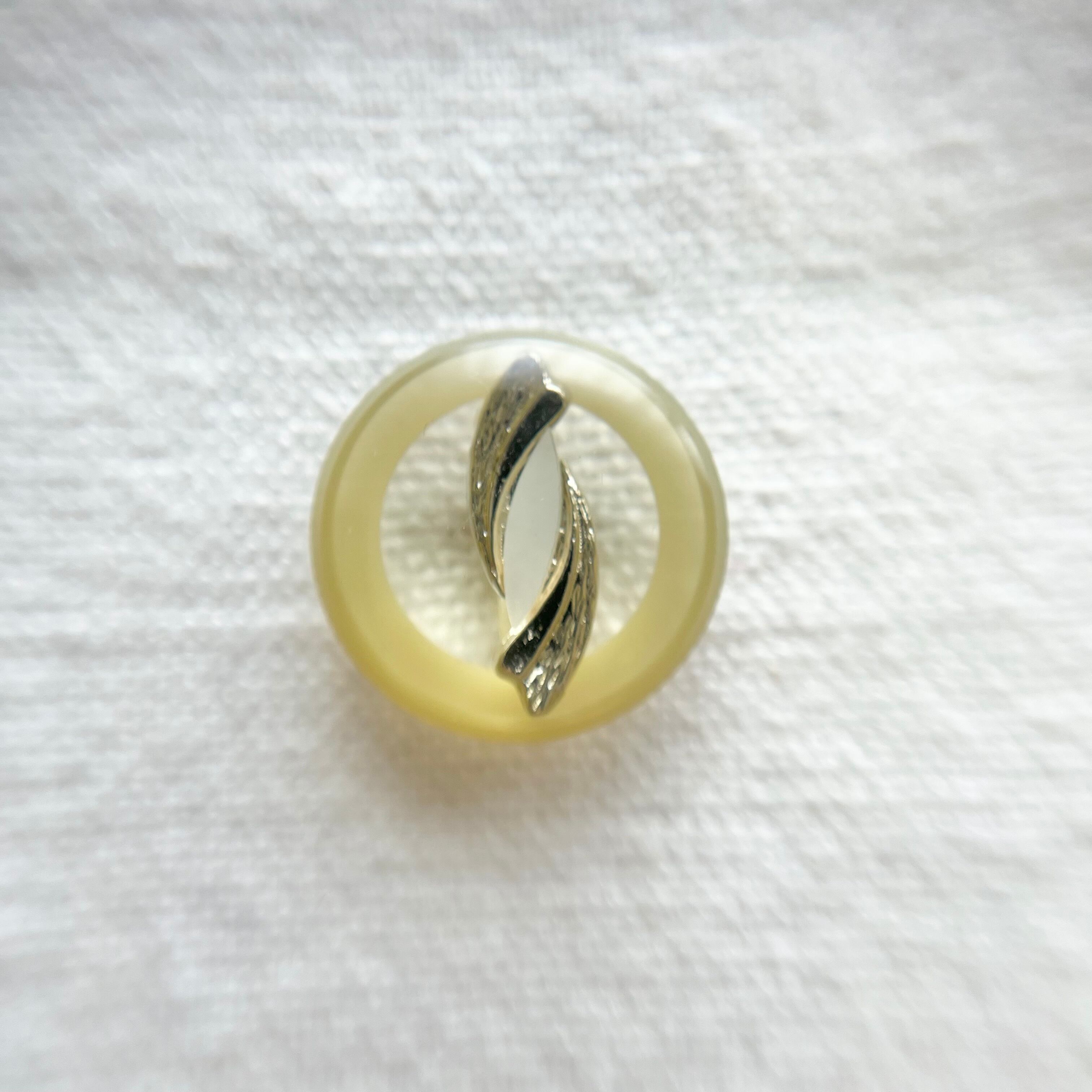 オーバル白蝶貝×スモークグリーン 18㎜