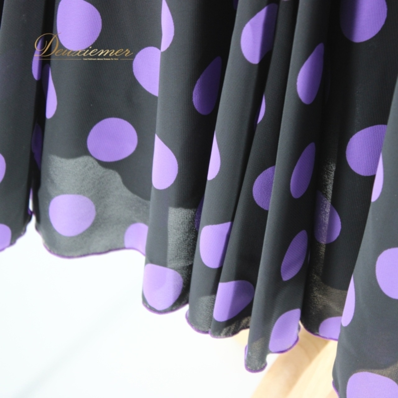 社交ダンス 衣装 スタンダード スカート レッスンウェア 紫 黒 ブラック系 パープル系 DANCE FASHION WORLD ドット 水玉 かわいい かわいいスカート フレアスカート ダンス衣装 ポリエステル素材 レトロスタイル おしゃれ レディース Mサイズ ダンスファッション 練習着 お揃いコーデ パーティー用 水玉柄 ダンスレッスン発表会 人気モデル 伸縮性あり しっかりとした生地