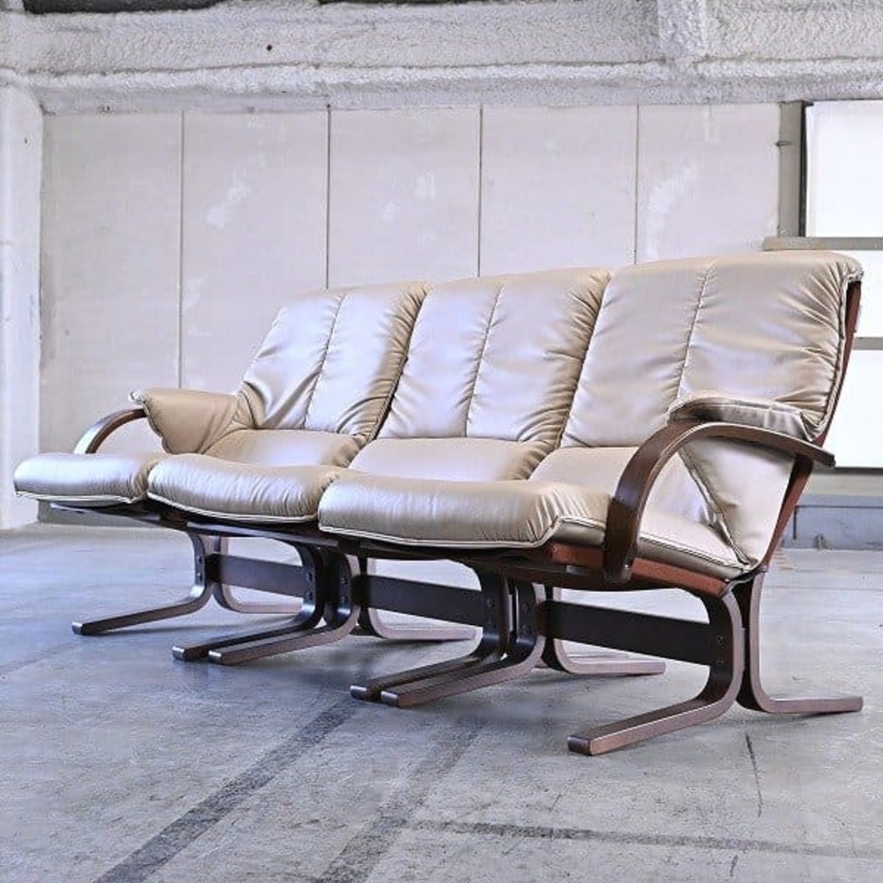 冨士ファニチア 27万「agio」3人掛けソファ 曲げ木 セパレート レザー トリプルソファ 北欧style 3P FUJI furniture 富士 ファニチャー【中古家具/中古インテリア/USED家具ユーズド家具/リサイクル】