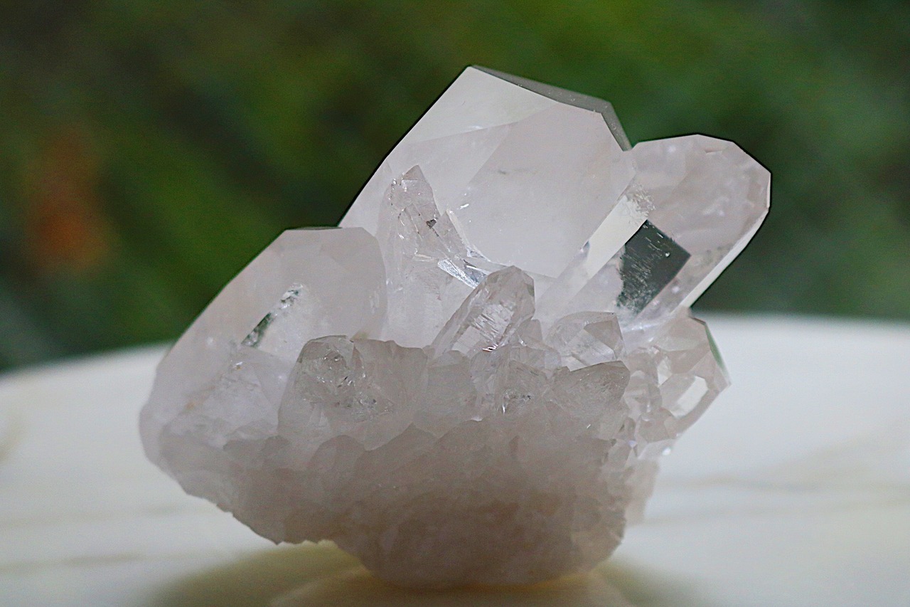 女の子と明るい我が家