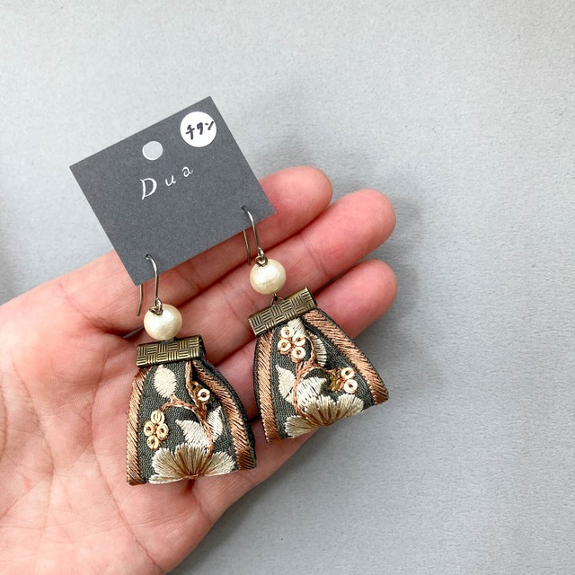 コットンパールと刺繍リボンタッセルの〈ピアス/イヤリング〉