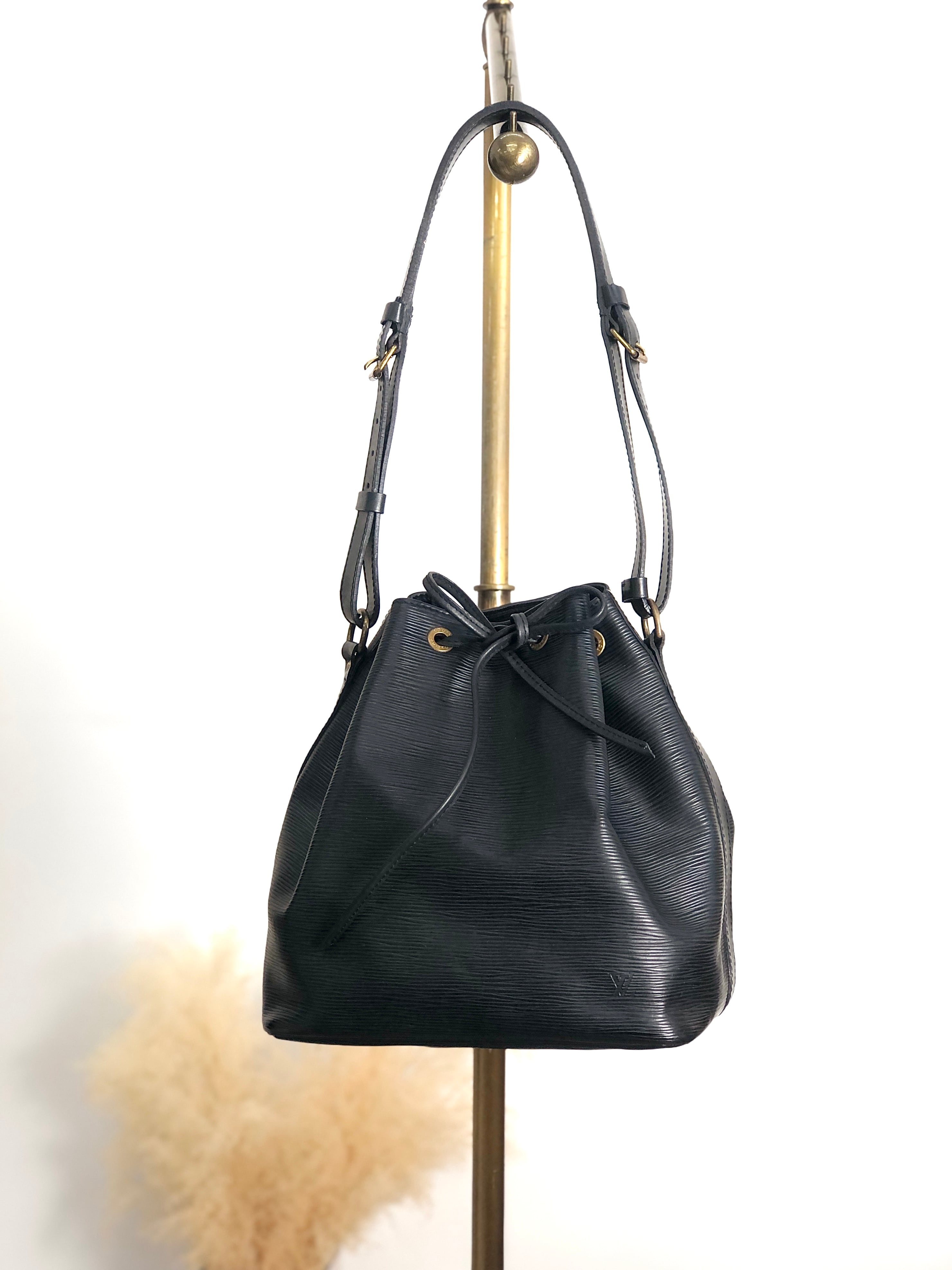 LOUIS VUITTON ルイヴィトン エピ ショルダーバッグ ブラック レザー ノエ 巾着 vintage ヴィンテージ オールド d2i73r