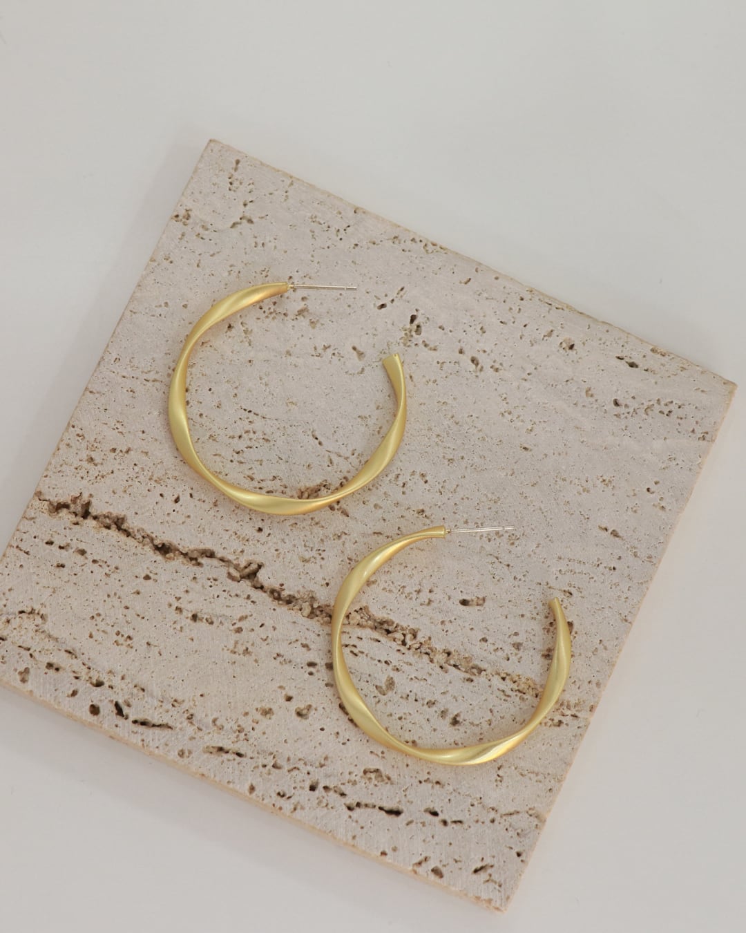 ツイストデザインフープピアス G25050