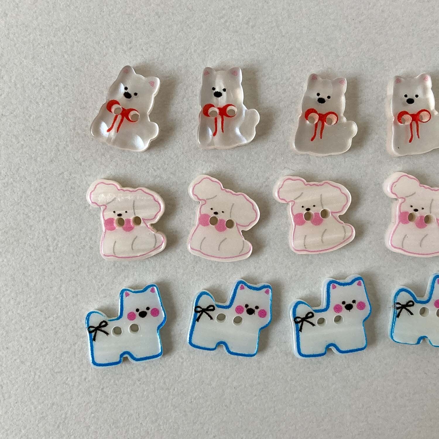 リボン付き白い犬のボタン(15mm)