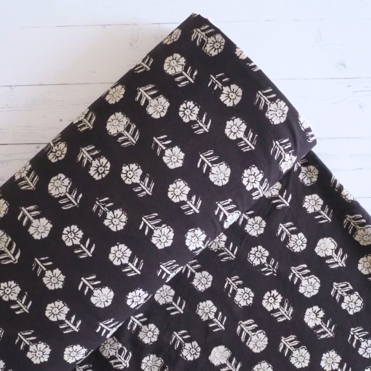 ブロックプリント生地【50cm単位】インド綿  小花柄 黒×生成り #59110-BK1