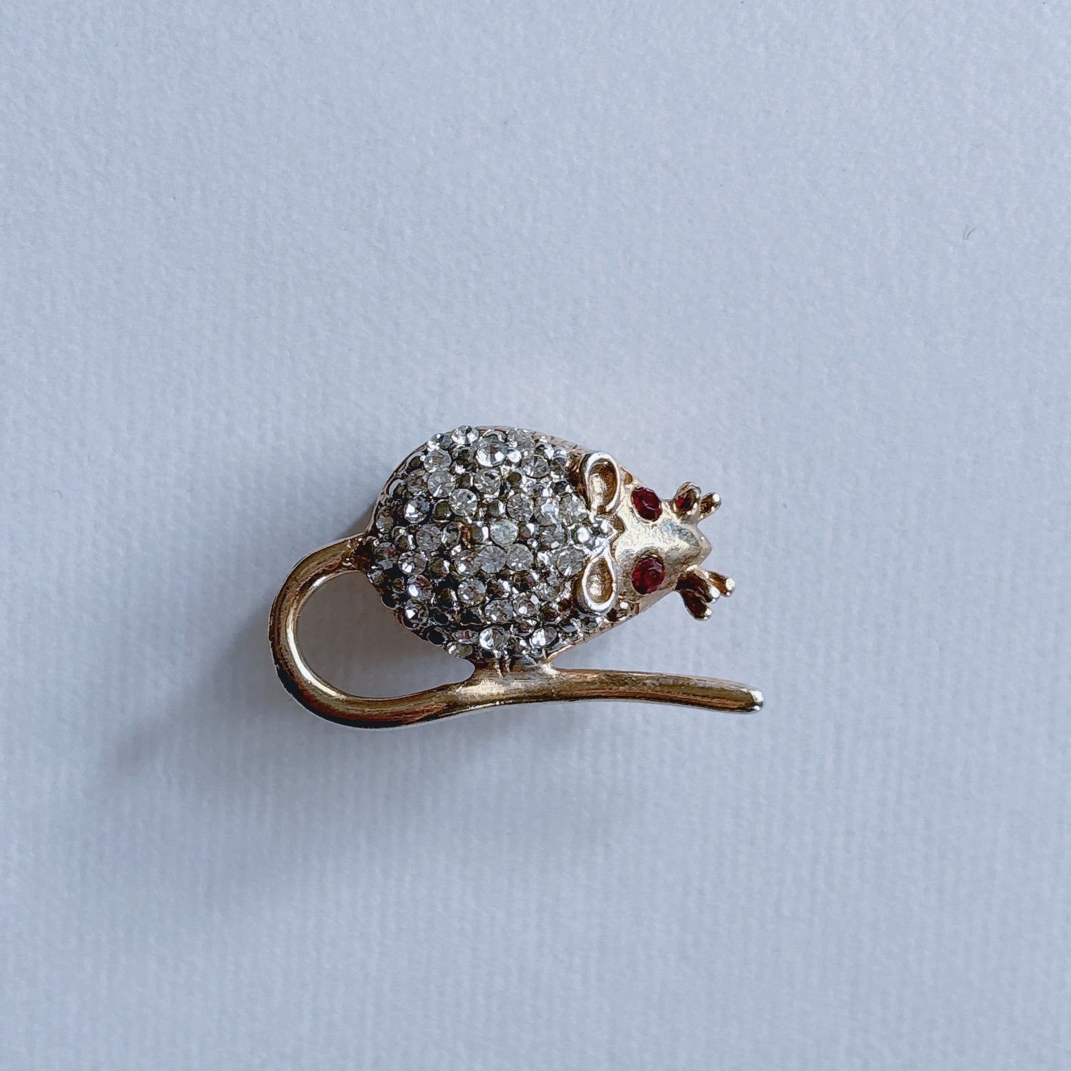 ヴィンテージブローチ8点まとめて！メッキ カラーストーン デザインいろいろ Vintage 60s - 70s gold tone clear rhinestone mouse brooch