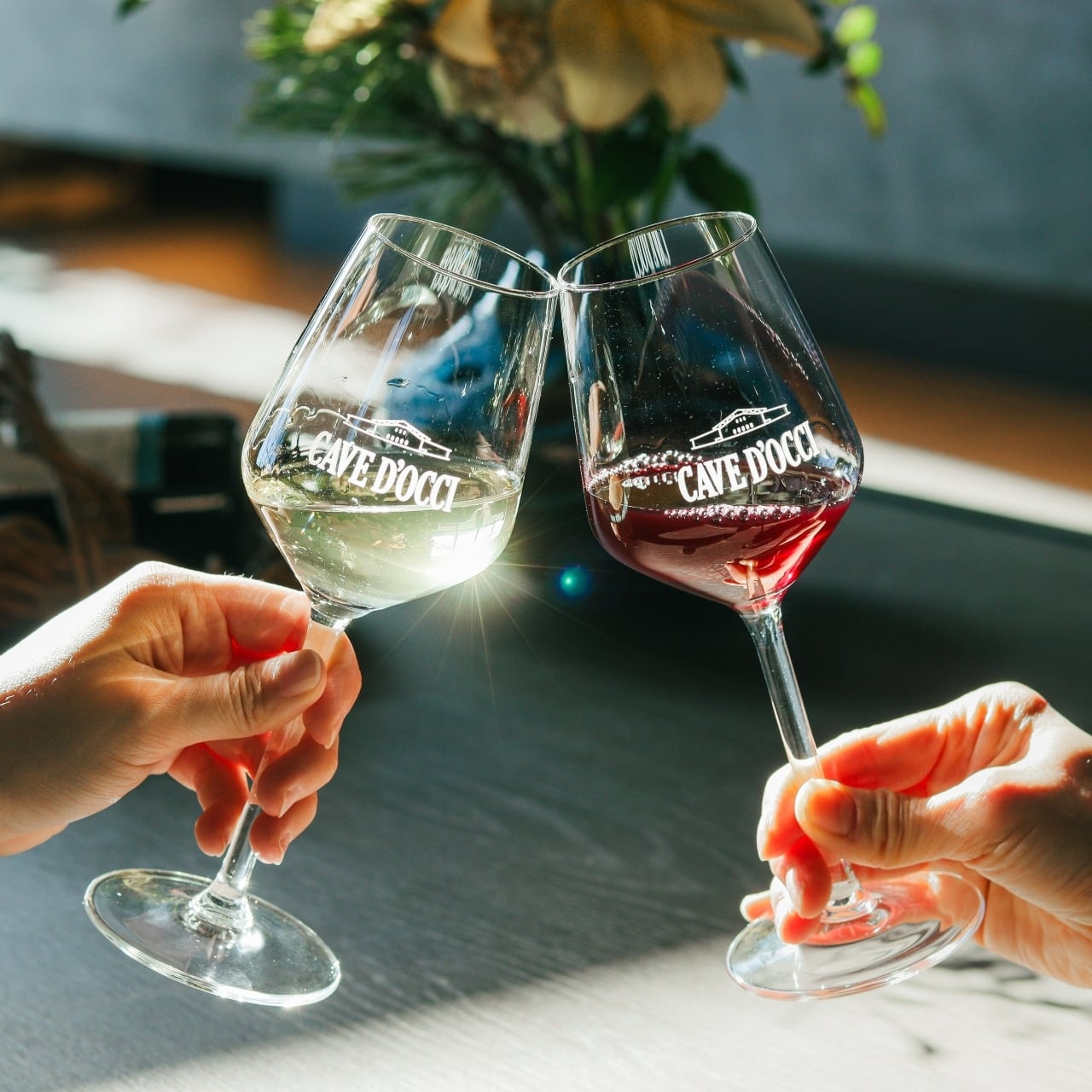 オリジナルロゴ入りワイングラス | カーブドッチワイナリー