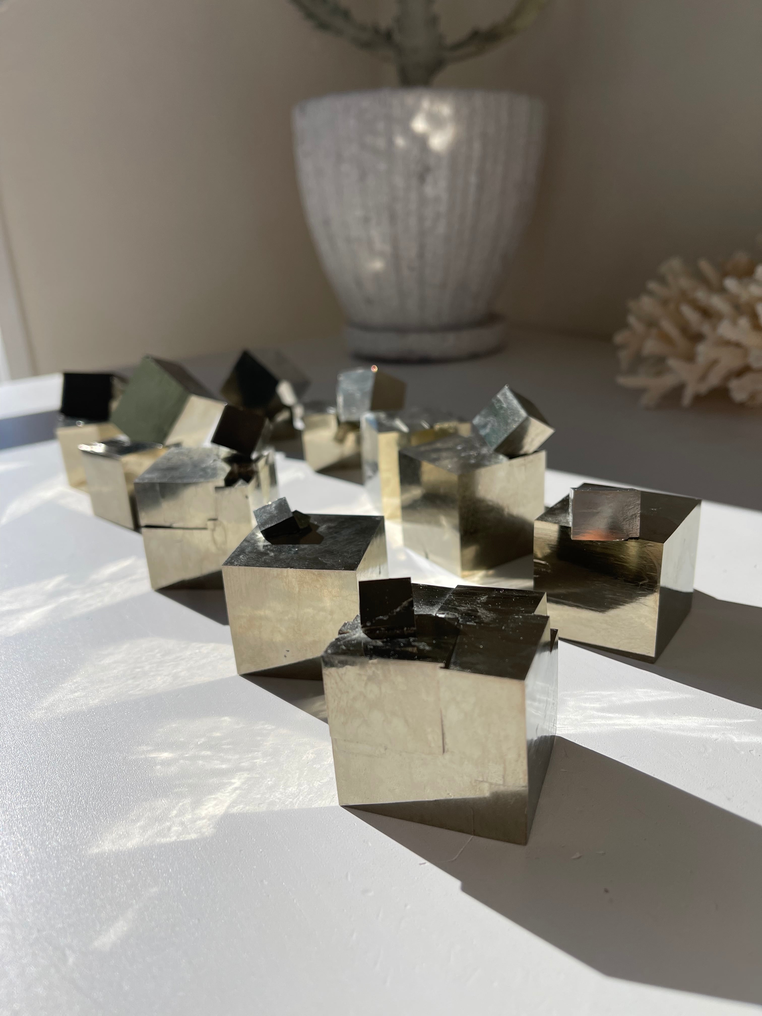 巨大パイライトキューブ / Gigantic pyrite cubes | AINA MINERALS
